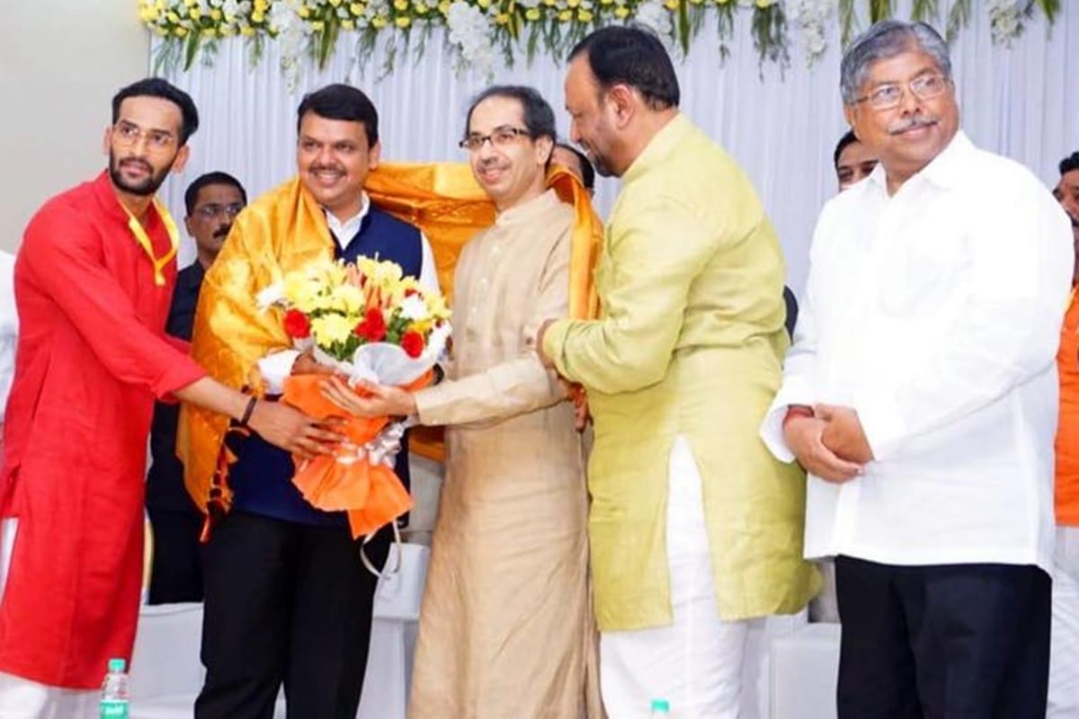 Maharashtra Live Updates BJP legislative meeting going on, thackeray and fadnavis want CMship