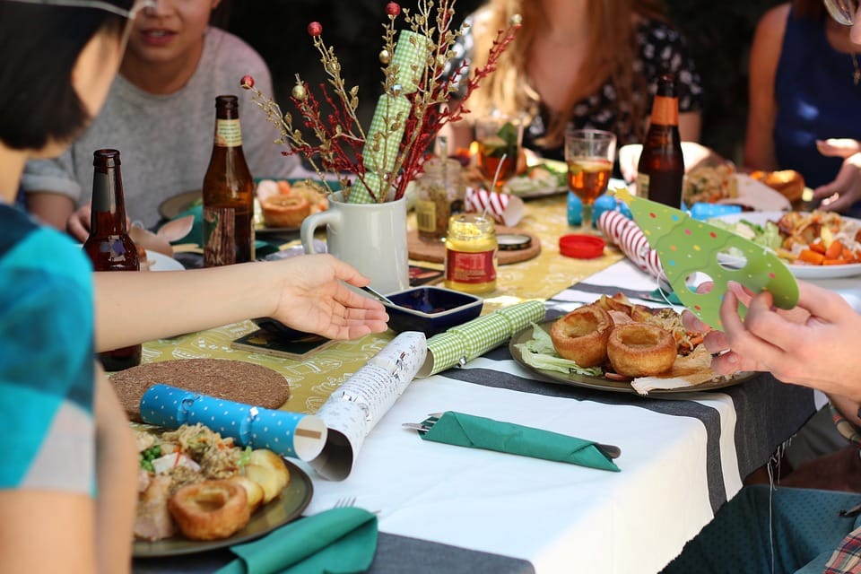 We Eat More Around Friends, Study Suggests
