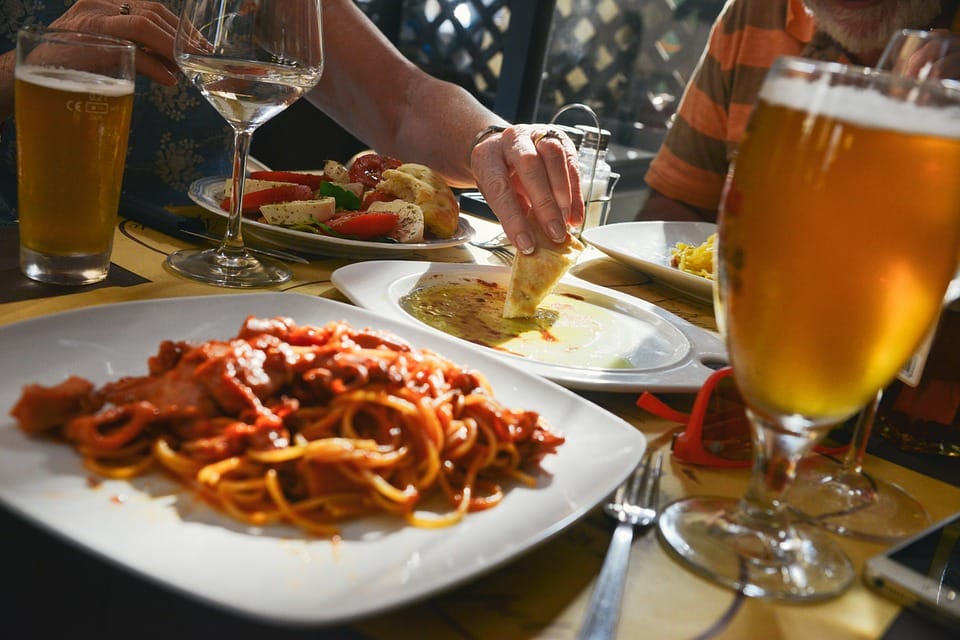 We Eat More Around Friends, Study Suggests