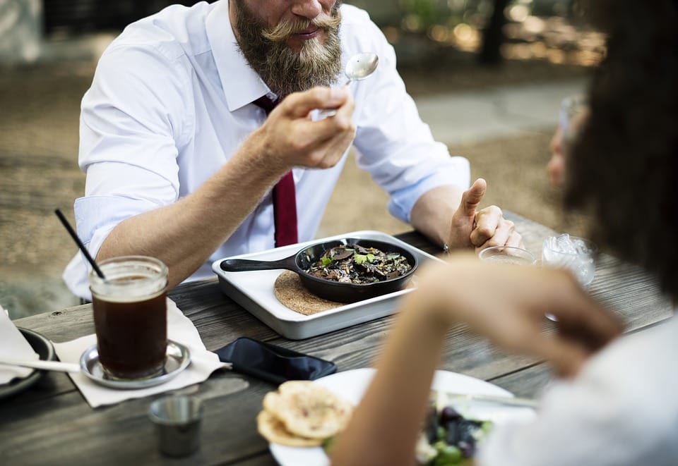 We Eat More Around Friends, Study Suggests