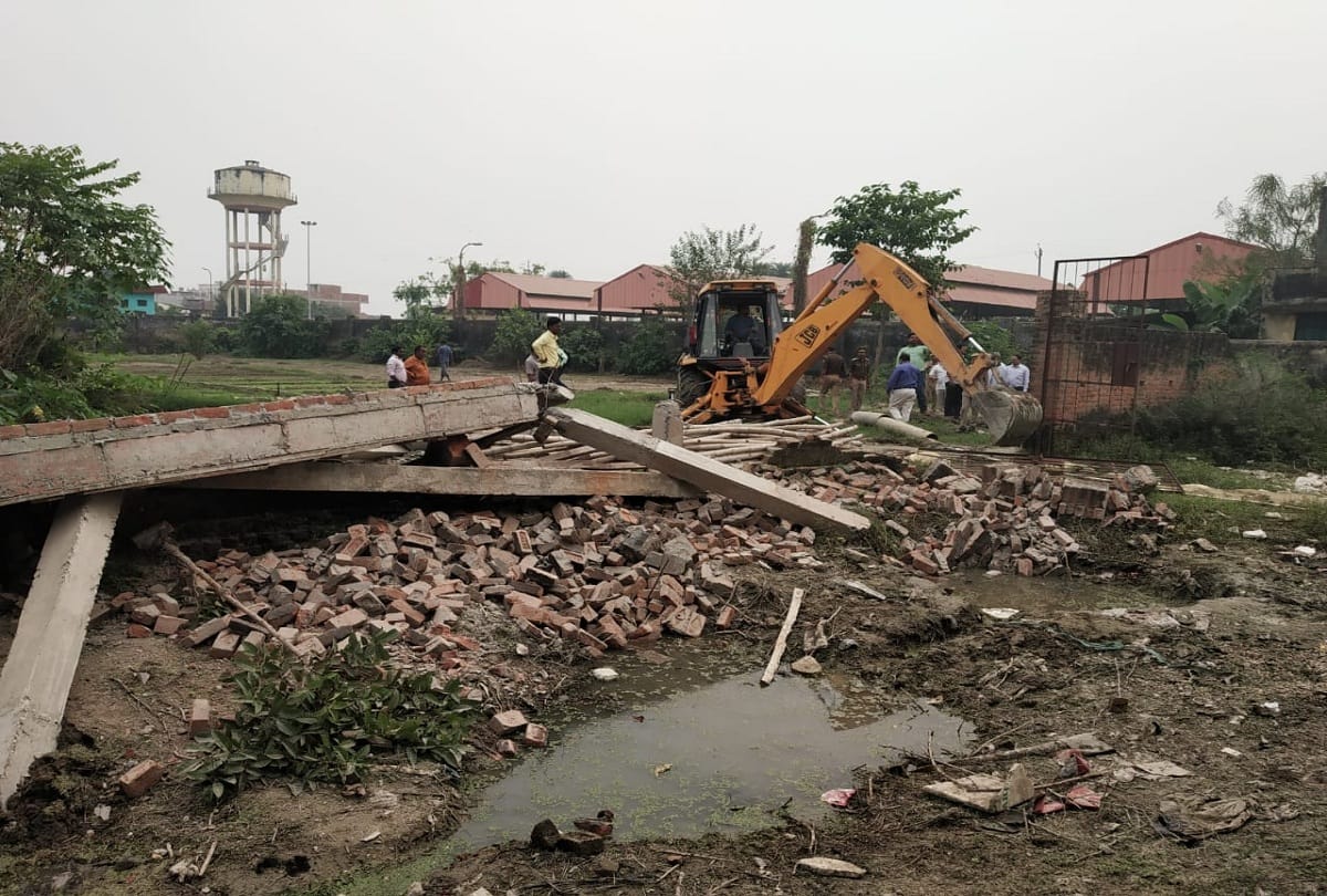 Municipal corporation removed Illegal land capture from BJP councilor Rambhuval Kushwaha