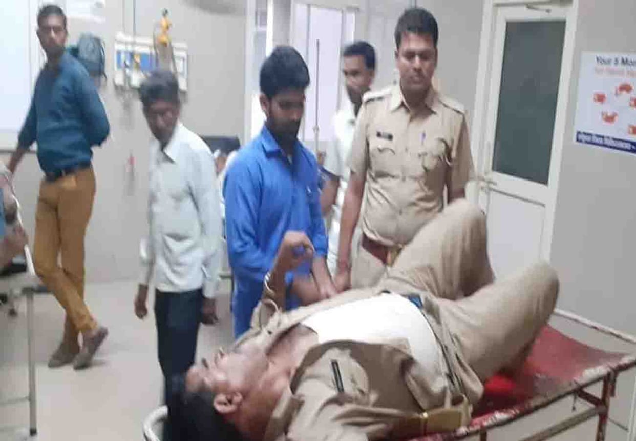 Stoned on police team reached on notice of quarrel in kannauj