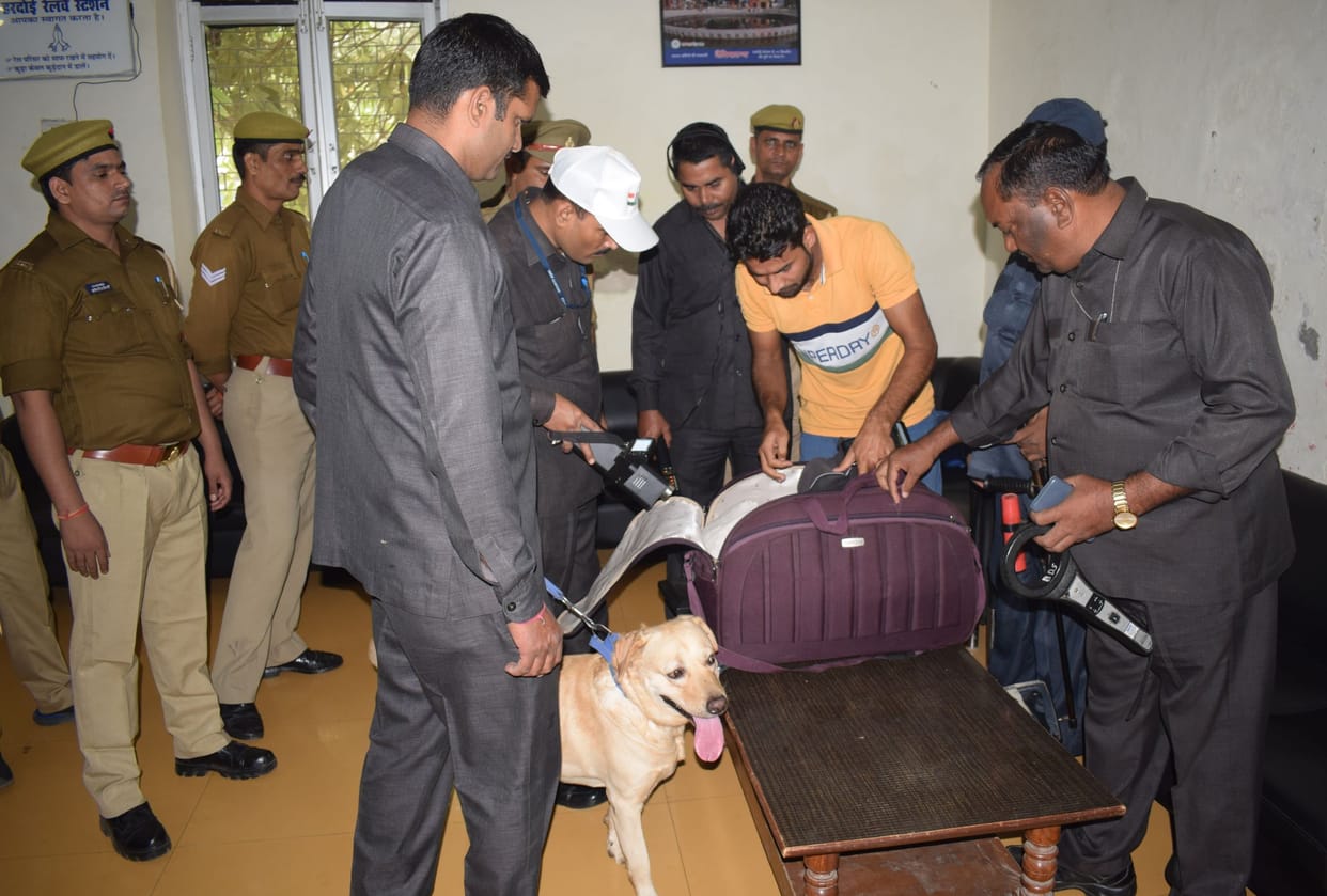 bds and dog squad cheked in train