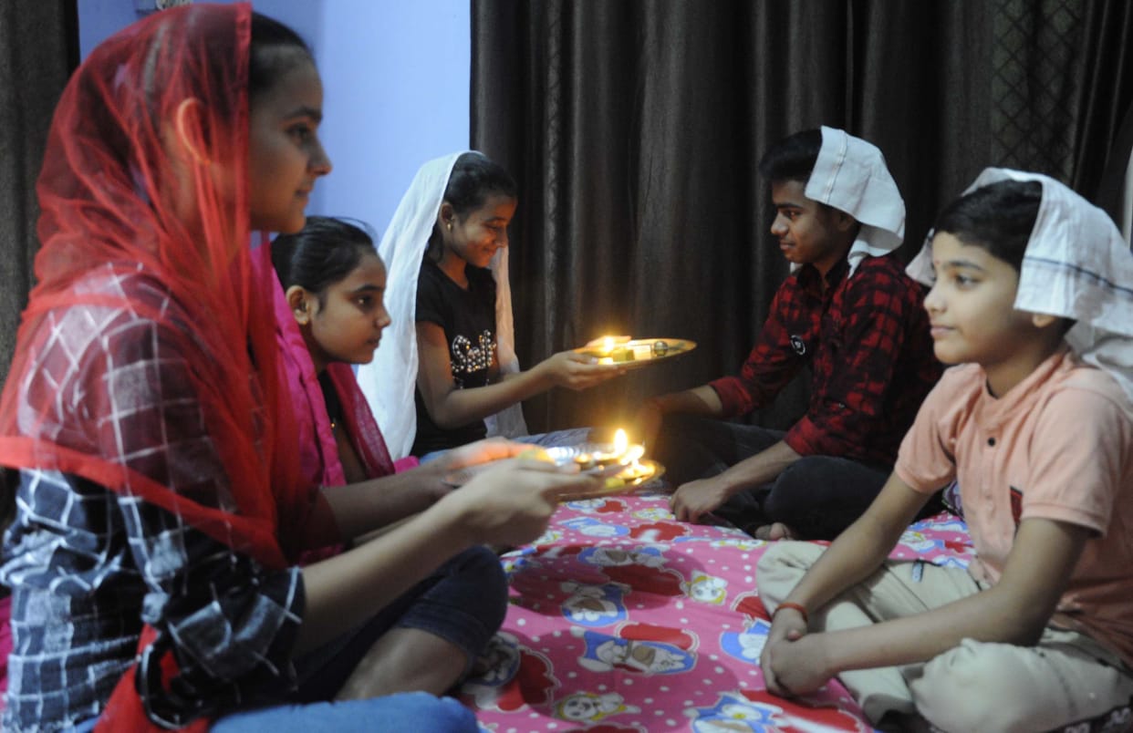 Sisters pray for brothers' long life and prosperity