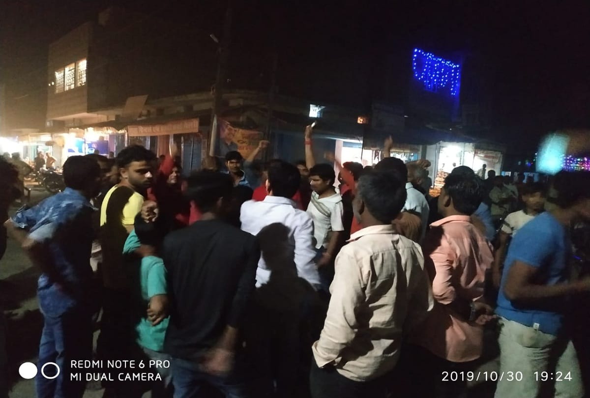 attacked on Police team for arresting two people in kushinagar