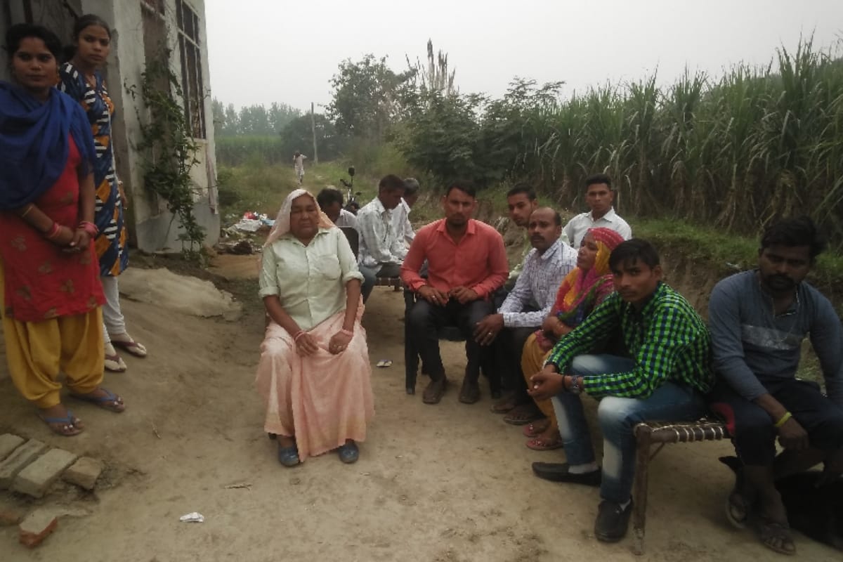 Badmash robbed four family by make them hostage in Meerut near Police station