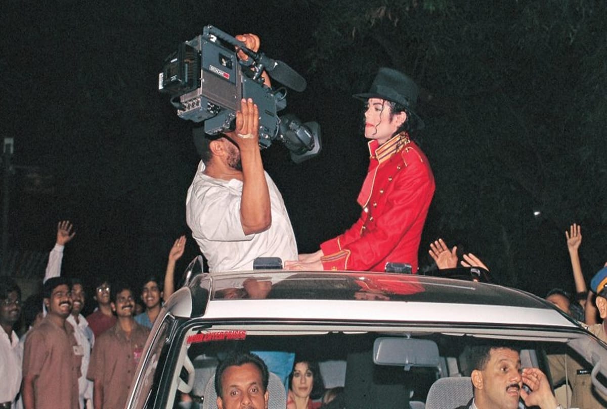Michael Jackson arrived in Mumbai and Signed Pillows at The Oberoi hotel