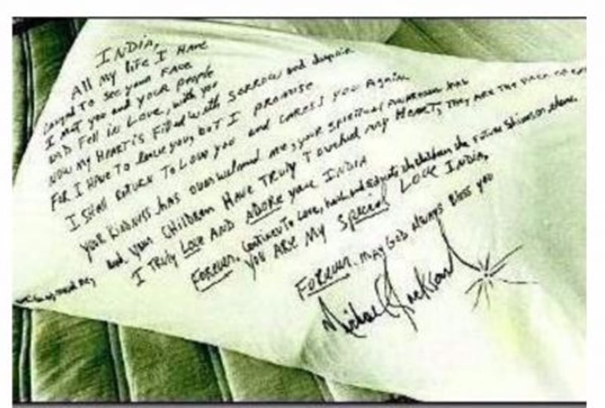 Michael Jackson arrived in Mumbai and Signed Pillows at The Oberoi hotel