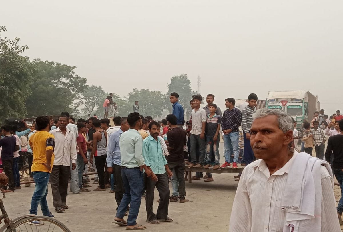 GT Road Block Today by Villagers in Bhugaon Mainpuri
