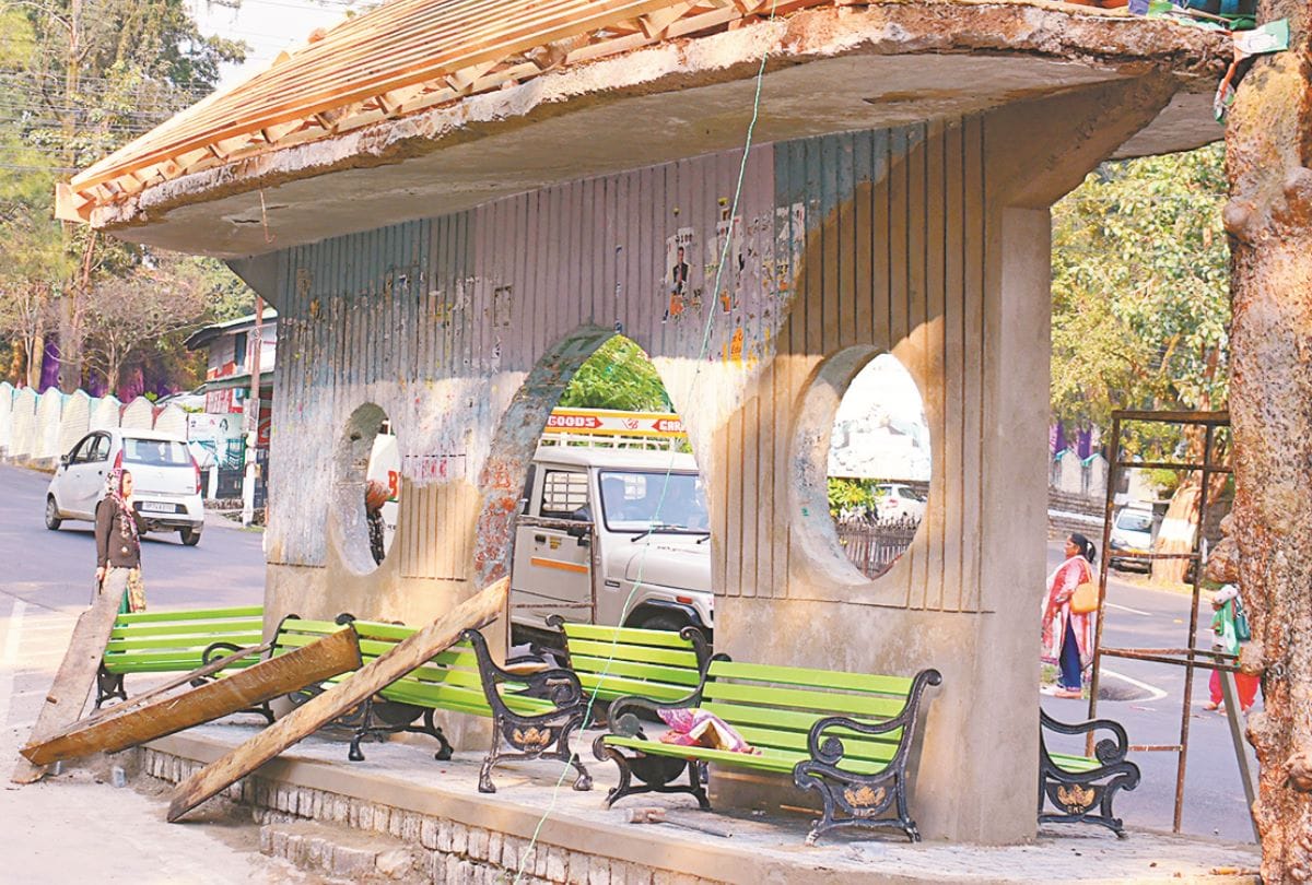 workers decorating Pandal for investor meet in dharamshala in himachal pradesh