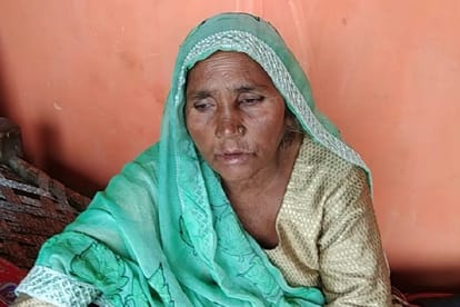 Badmash robbed four family by make them hostage in Meerut near Police station