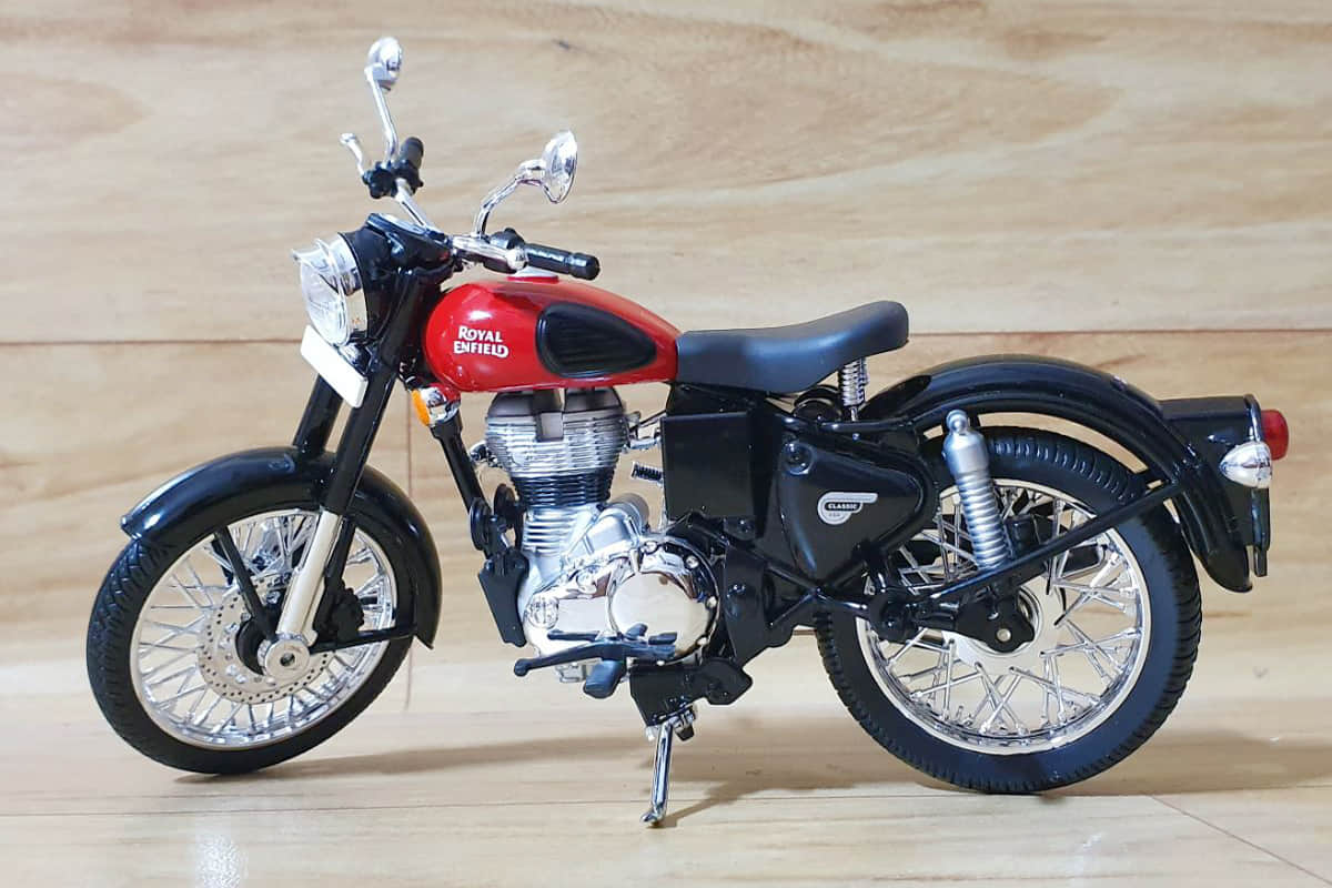 Buy Royal Enfield classic 350 and 500 diecast scale model in just Rs 1200
