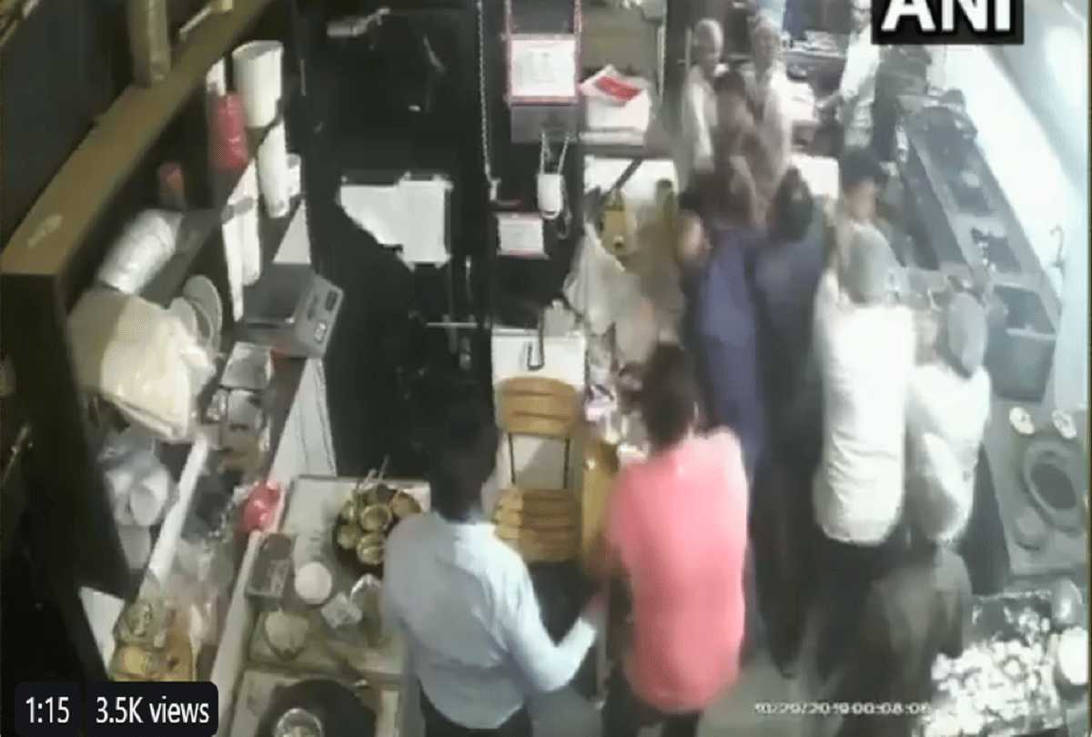bhopal restaurant scuffle between staff and customers due to delay food order