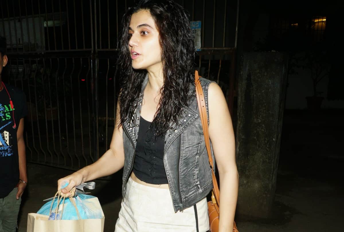 ananya panday to sunny leone here bollywood celebrities spotted