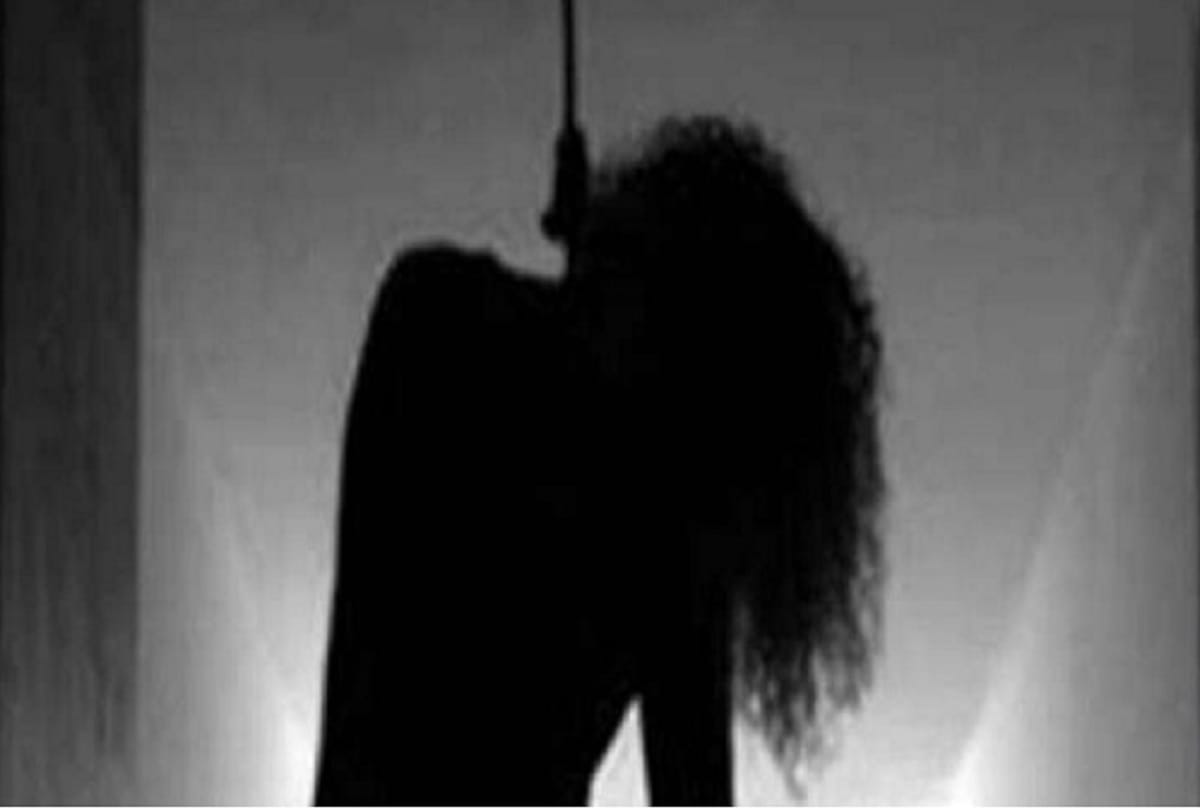 Woman body found hanging from saree noose