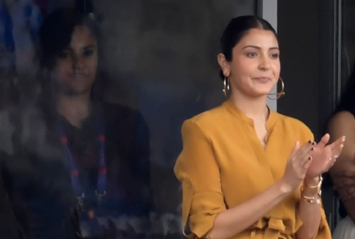 Former cricketer farokh Engineer says Indian selectors were serving tea to anushka during World Cup.