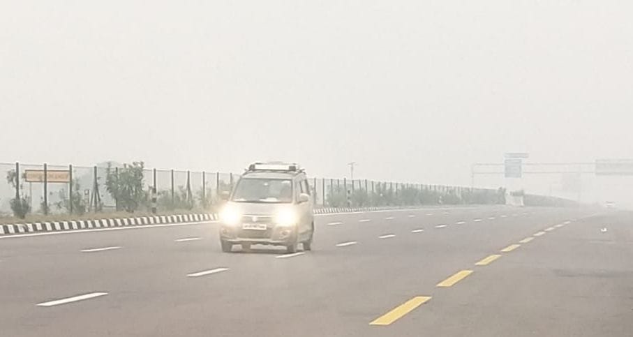 Slowing speed of vehicles on expressway due to haze