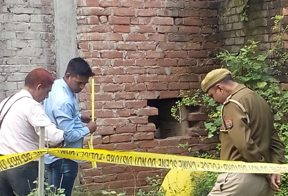 15 lakhs stolen from three houses