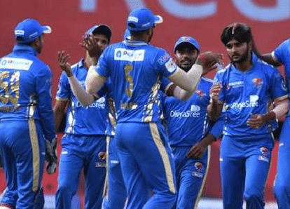 In Live Cricket  Match players gave signals to bookie by changing bat and folding sleeves