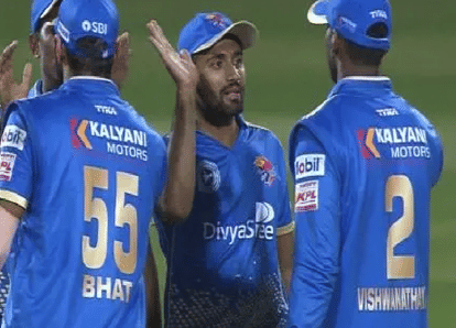 In Live Cricket  Match players gave signals to bookie by changing bat and folding sleeves