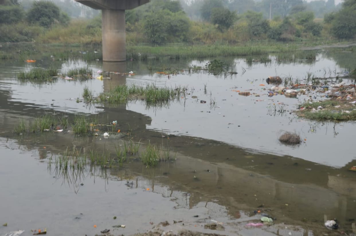 Chhath poojas begin, but the ghats are filled with dirt