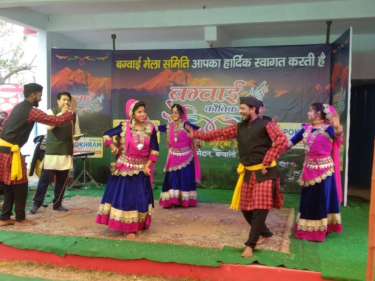 the audience danced the song of folk singers