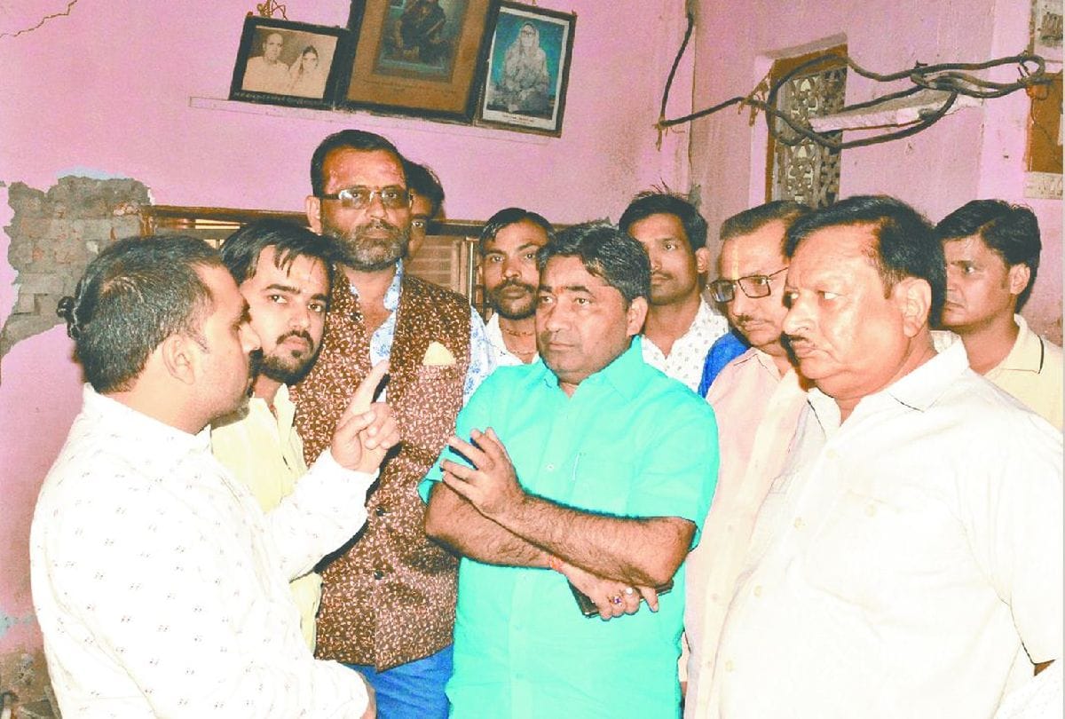 Up News 12 Houses Cracks In Mathura