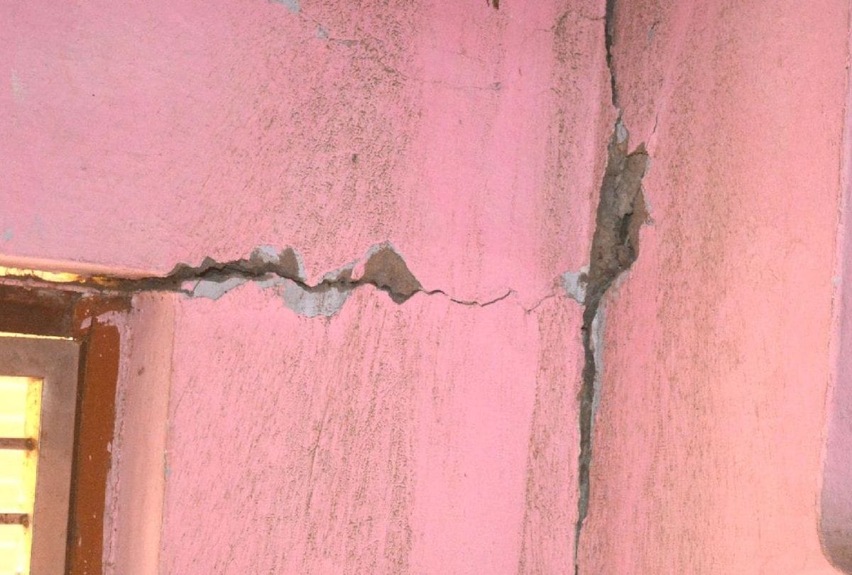 Up News 12 Houses Cracks In Mathura