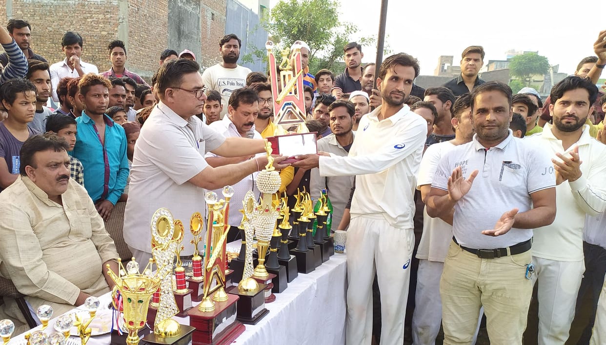 Kanth's team won trophy in cricket tournament