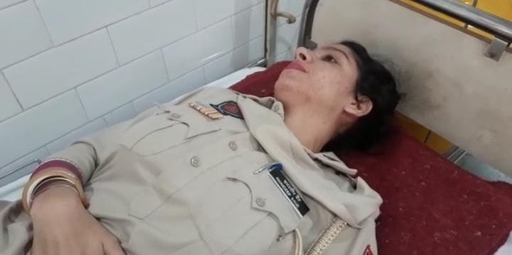 Stoned on police to catch PO, pregnant woman constable injured