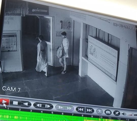 CMS's purse stolen under the pretext of seeking help
