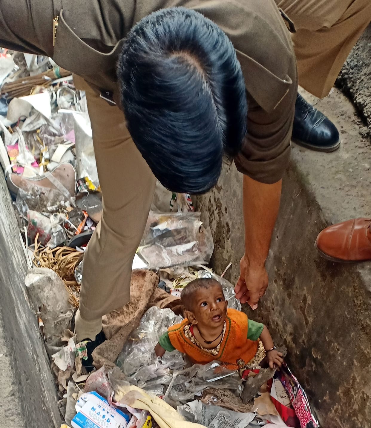 Bijnor News: Mother thrown to child in drain