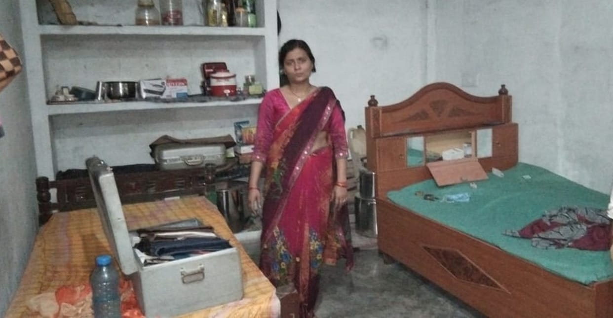 Jewelry worth four and a half lakhs, cash looted by holding mother-son hostage