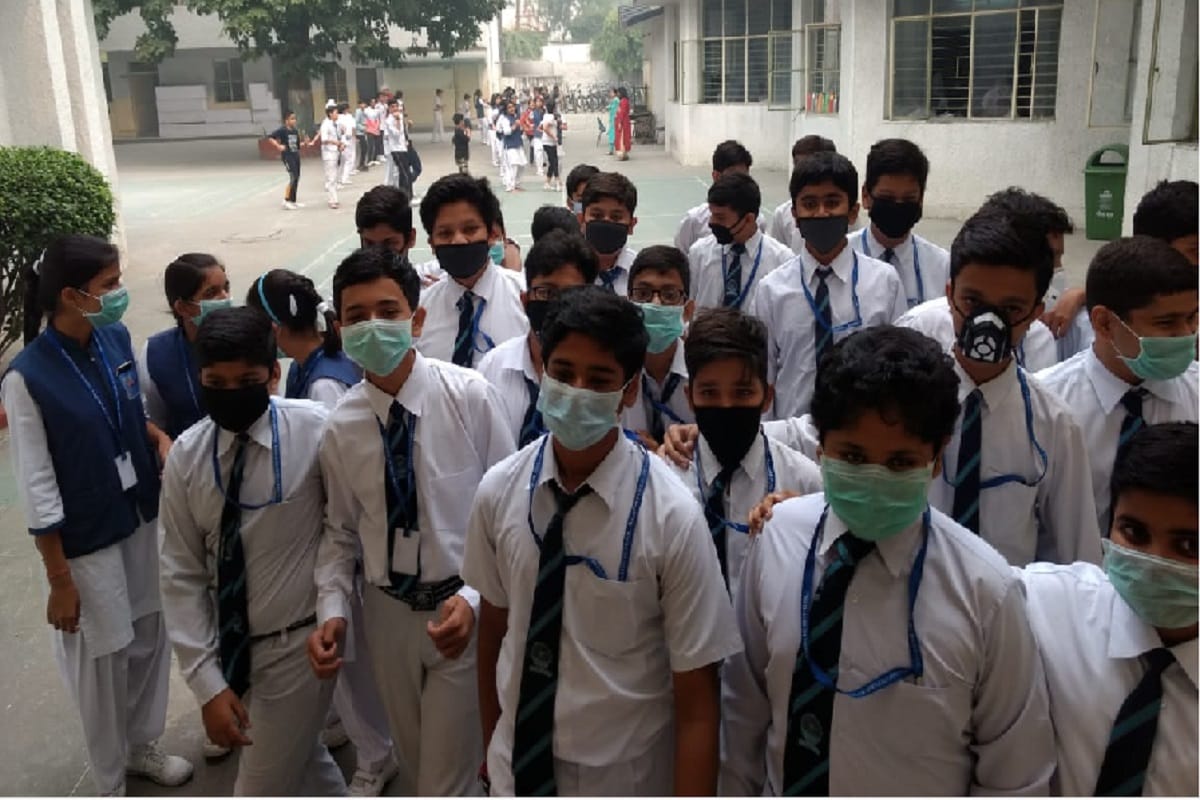 Children of school are suffering from smog in Meerut district of Uttar Pradesh