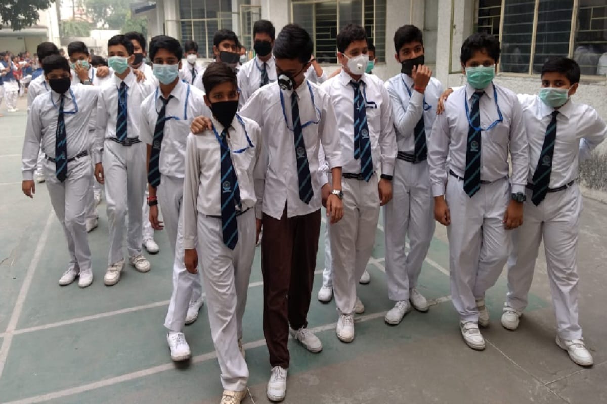 Children of school are suffering from smog in Meerut district of Uttar Pradesh