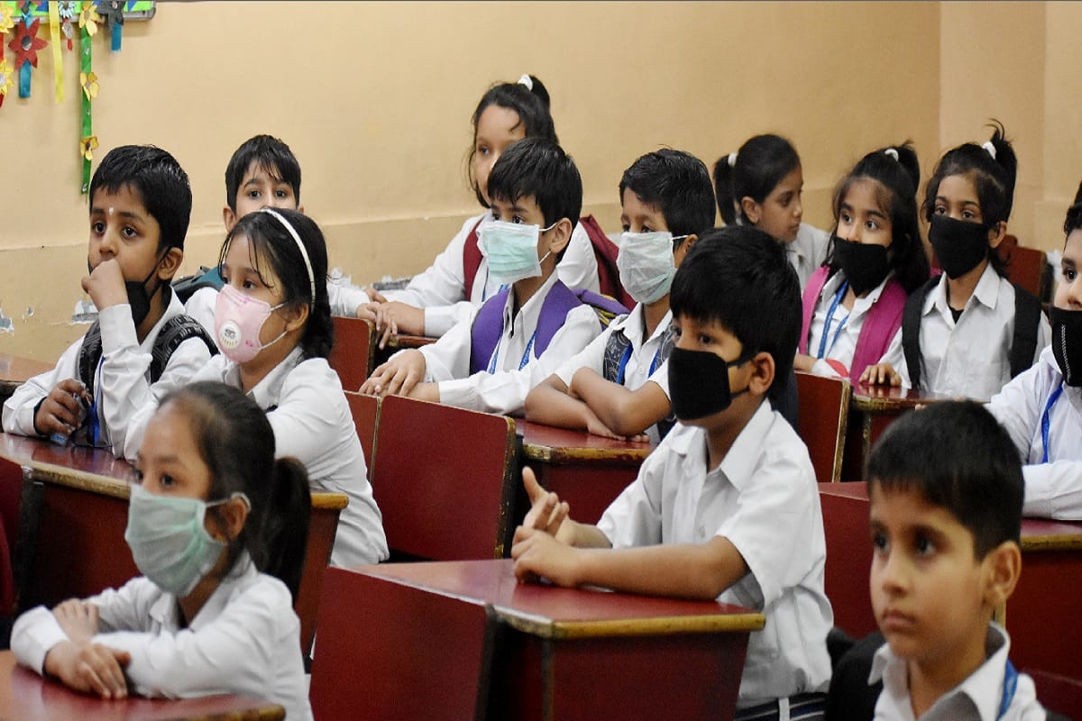 Children of school are suffering from smog in Meerut district of Uttar Pradesh