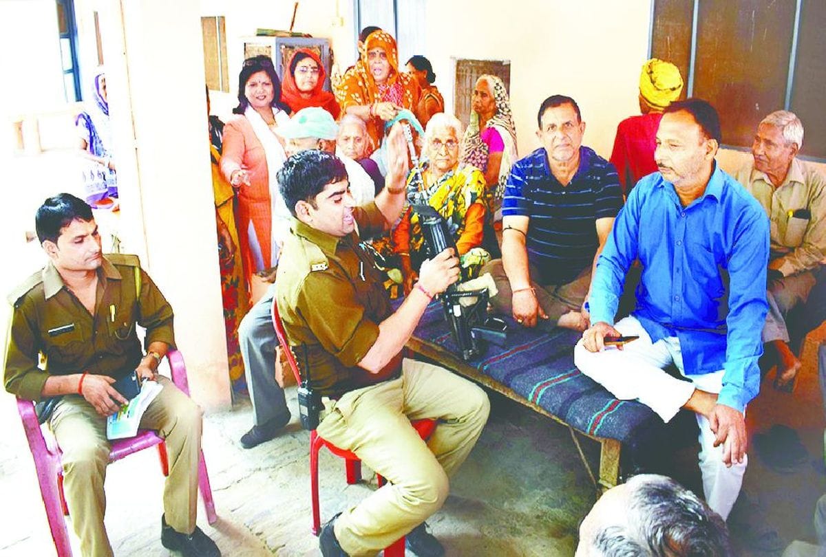 Women angry at disturbance in Bhagwat Katha in Mainpuri