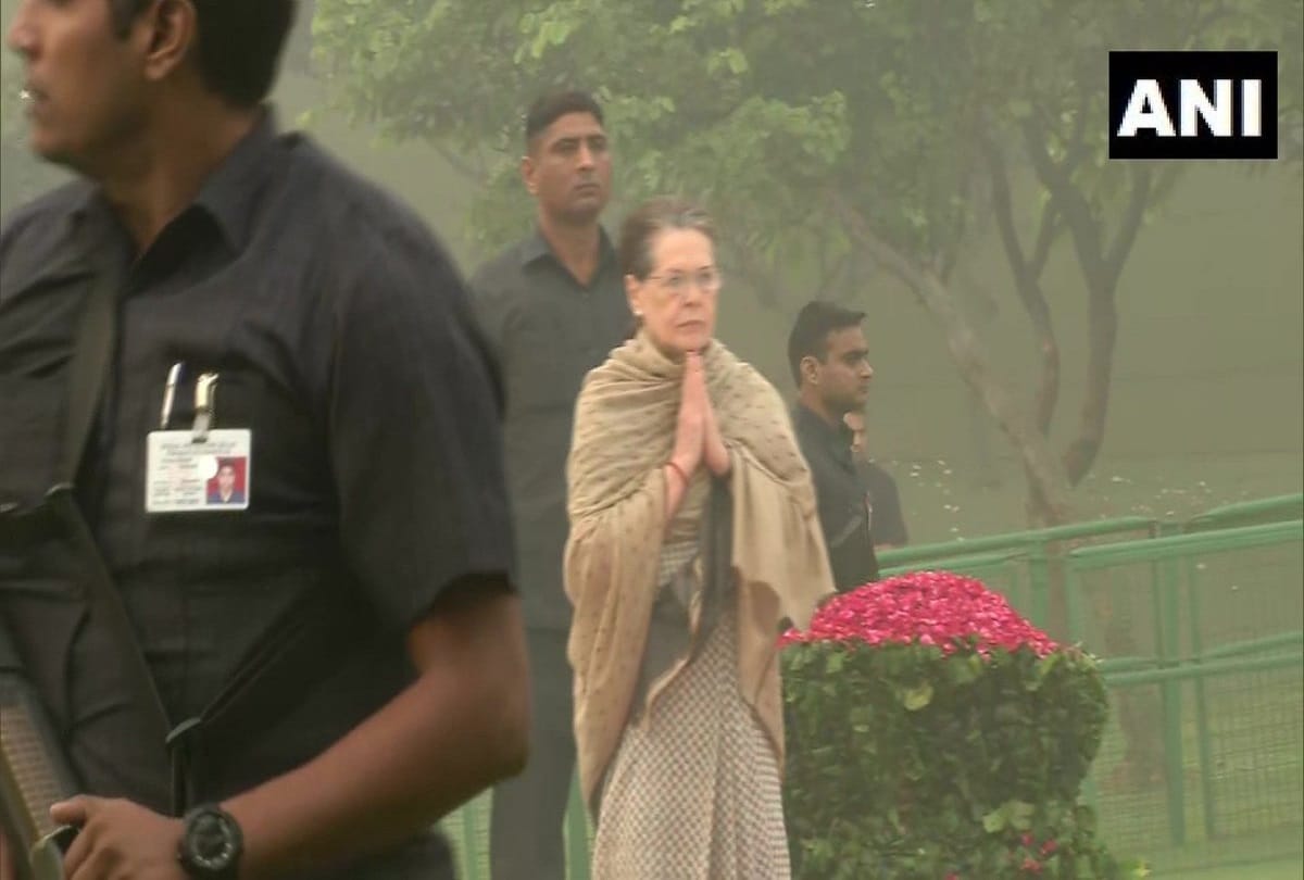 Indira Gandhi death anniversary Sonia Gandhi Manmohan Singh pay tribute at Shakti Sthal