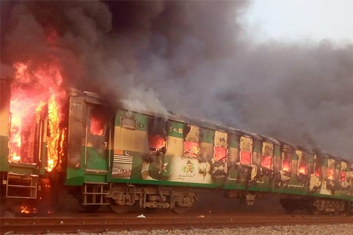 Pakistan fire in Karachi Rawalpindi Tezgam express train which killed and injured many peoples