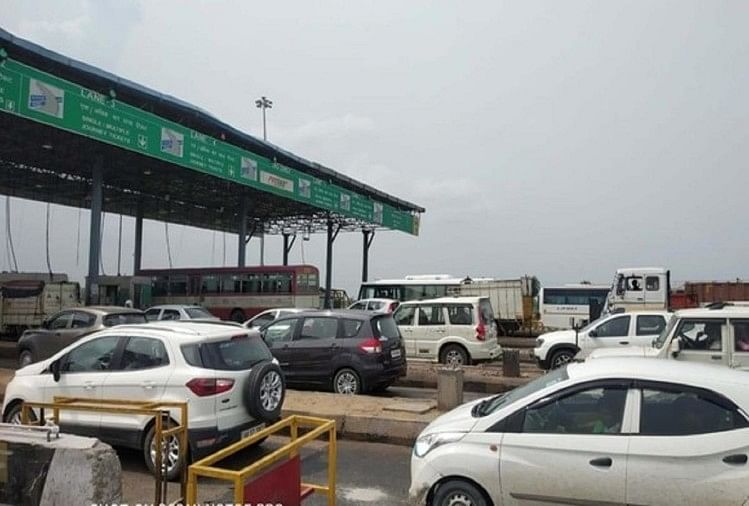 telangana-trs-leaders-thrashed-shadnagar-toll-plaza-staff-vandalised