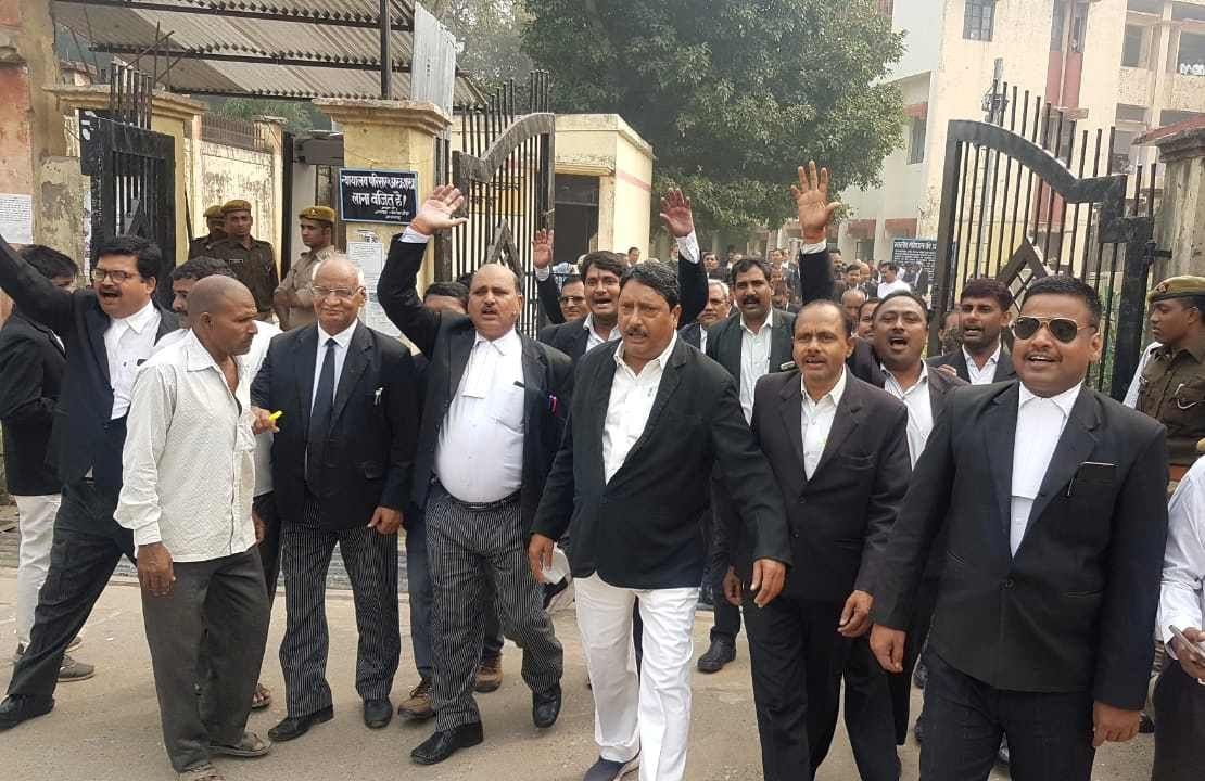 lawyers protest against the murder of Prayagraj's advocate