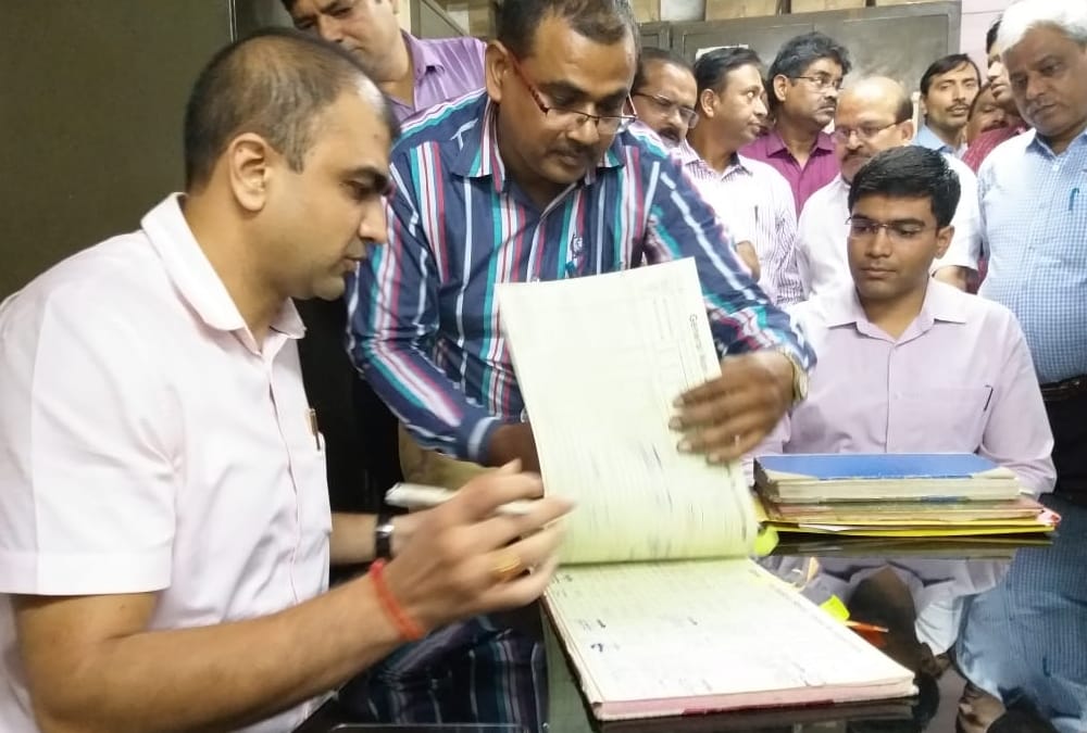 New DM of lucknow abhishek prakash takes charge.