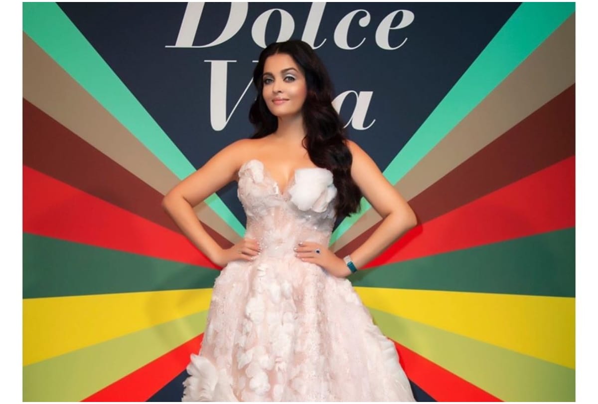 when aishwarya rai walk the cannes red carpet in flat footwear and got negative comment for look