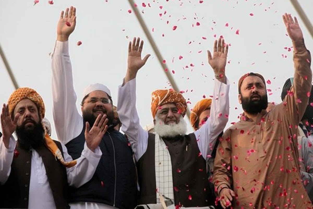 Azadi March caravan reaches Islamabad, opposition rally against Imran Khan will take place today