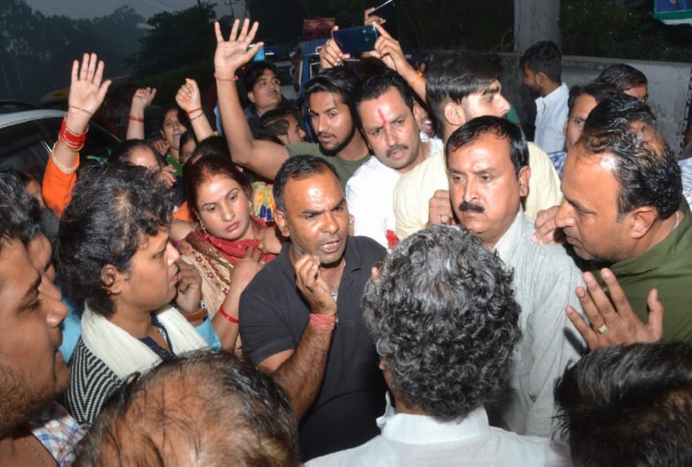 Roorkee Nikay chunav 2019: Bjp Workers Fight during Symbol Distribution