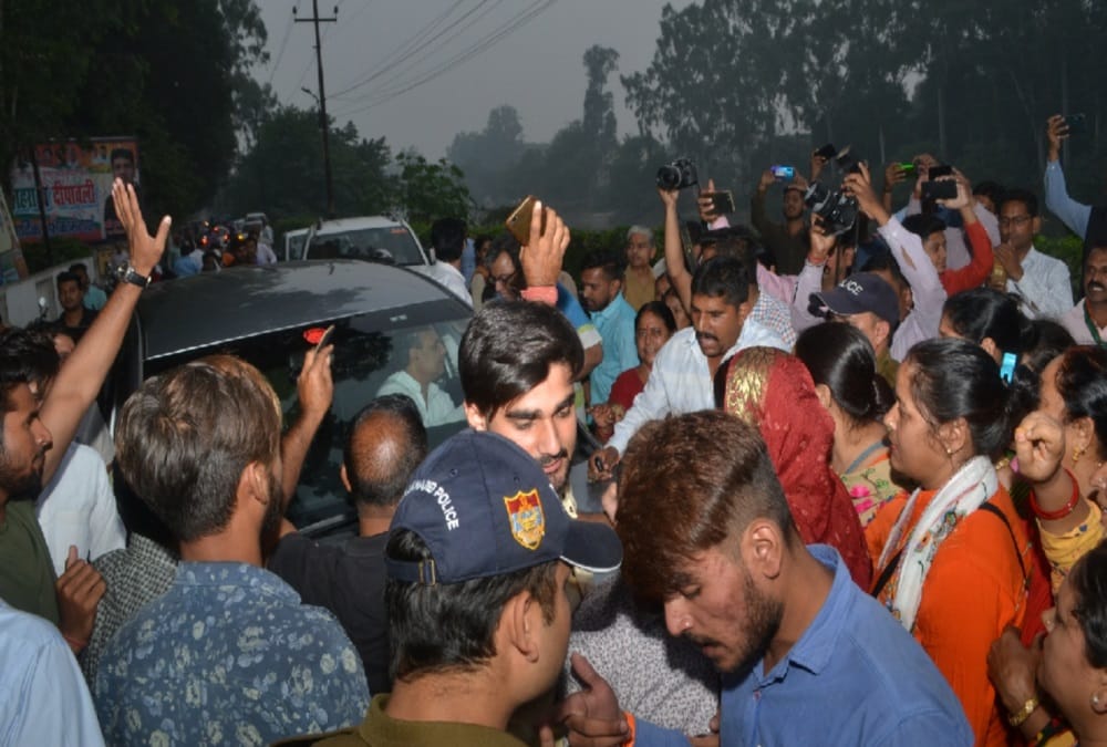 Roorkee Nikay chunav 2019: Bjp Workers Fight during Symbol Distribution