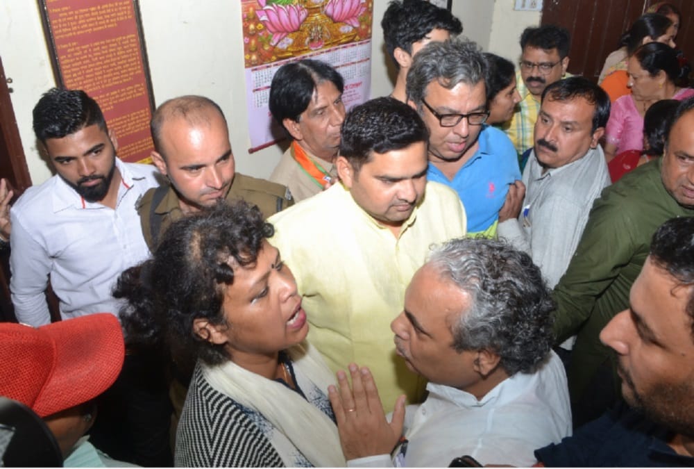 Roorkee Nikay chunav 2019: Bjp Workers Fight during Symbol Distribution