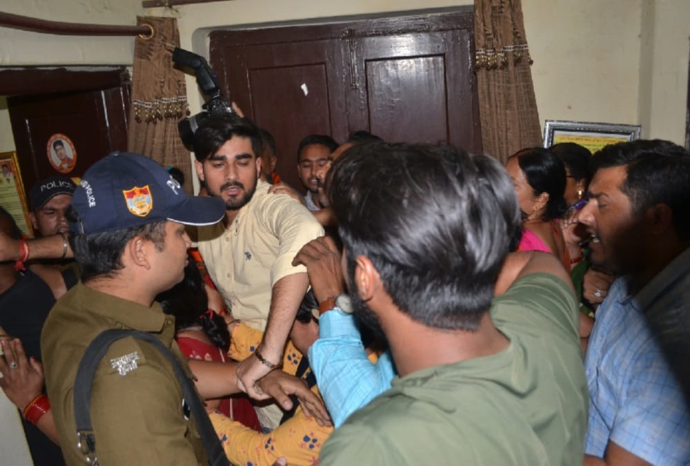 Roorkee Nikay chunav 2019: Bjp Workers Fight during Symbol Distribution