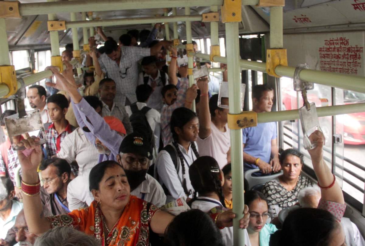 Passengers increased in bus-cabs due to closure of metro stations in delhi