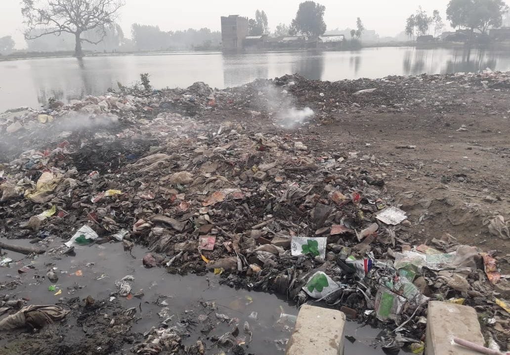 garbage dumping in ponds of city